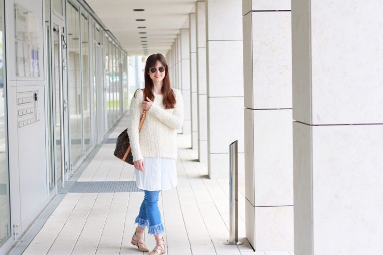 Meine neue Fringed Jeans kombiniere ich mit einem Kuschelpullover, Nietenballerinas und einer Longbluse sowie meiner Louis Vuitton Noe Bucket Bag und einer runden Sonnenbrille von Ray Ban