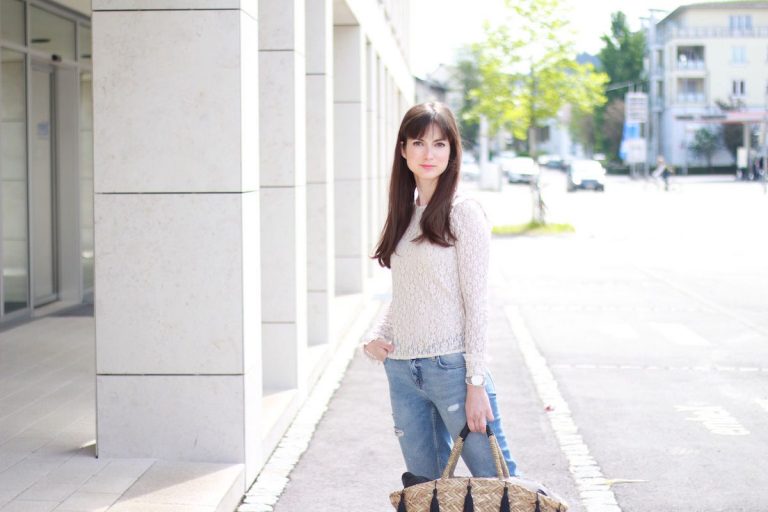 Modeblog Streetstyle Fashion In meinem heutigen Outfit trage ich eine Spitzenbluse von Zara, Girlfriendjeans von Mango, Lederjacke von Zara, Korbtasche mit Quasten von H und M und Ballerinas im Stil von Céline