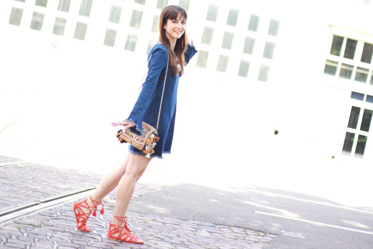 Modeblog Outfit: Fransen Jeanskleid, Denim mit Boho Tasche und Sandalen in Organe