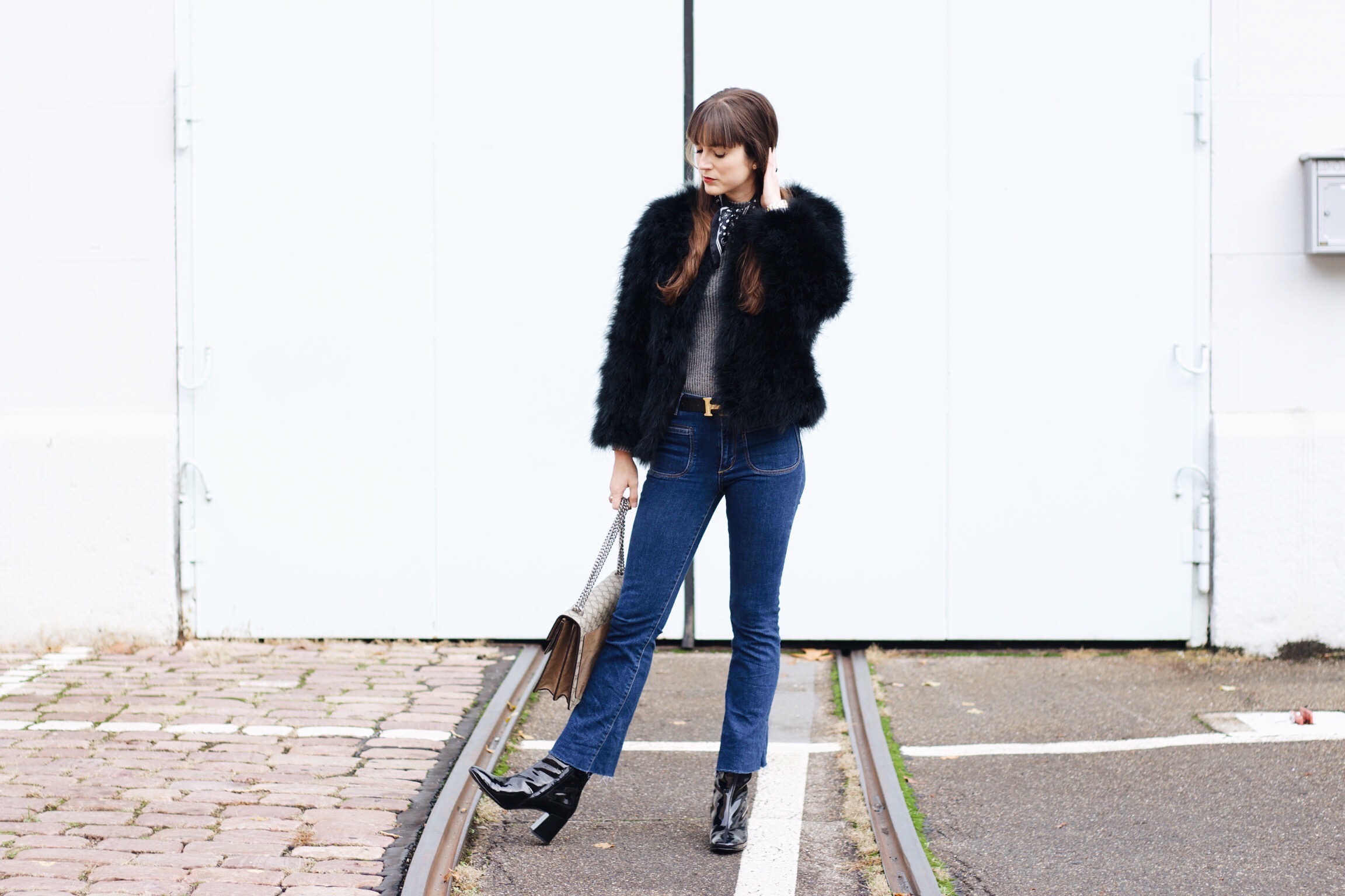 Federjacke von Pello Bello kombiniert mit Kick Flare Jeans und Gucci Dionysus Bag für meinen Modeblog