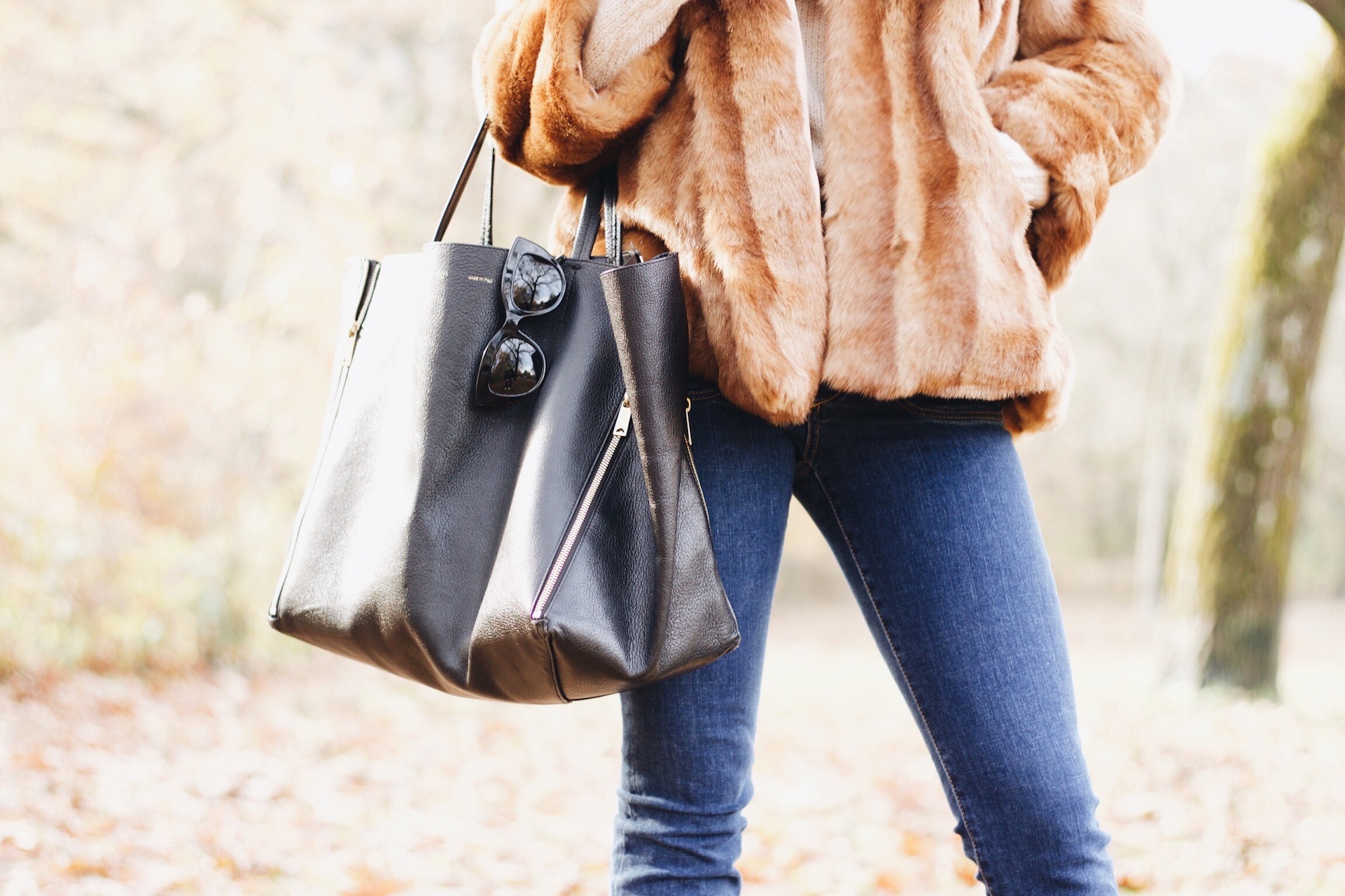 Modeblog Outfit Felljacke Kick Flare Jeans Céline Cabas Bag