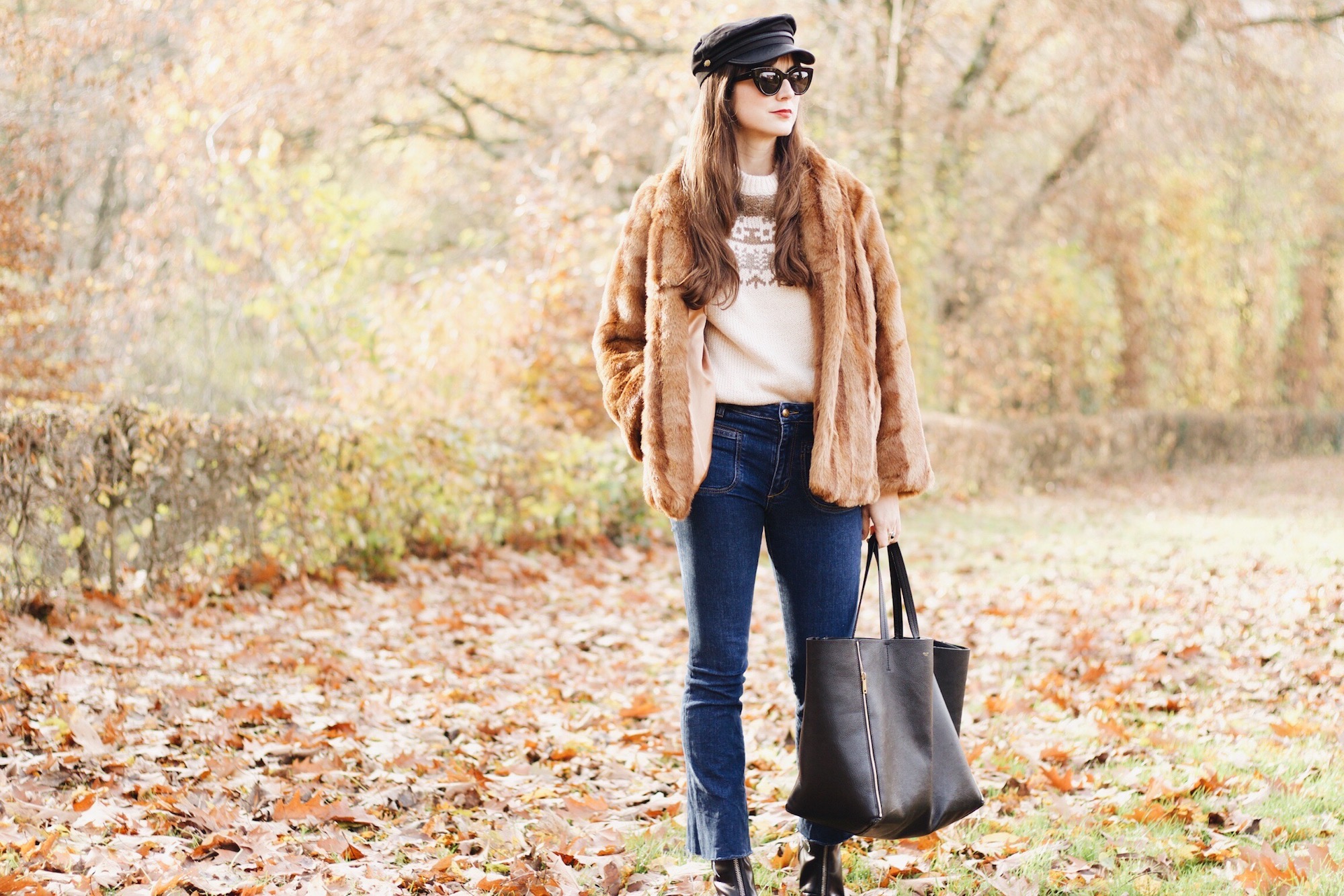 Modeblog Outfit Fake Fur Felljacke Céline Cabas Bag und Kick Flare Jeans sowie Norwegerpullover