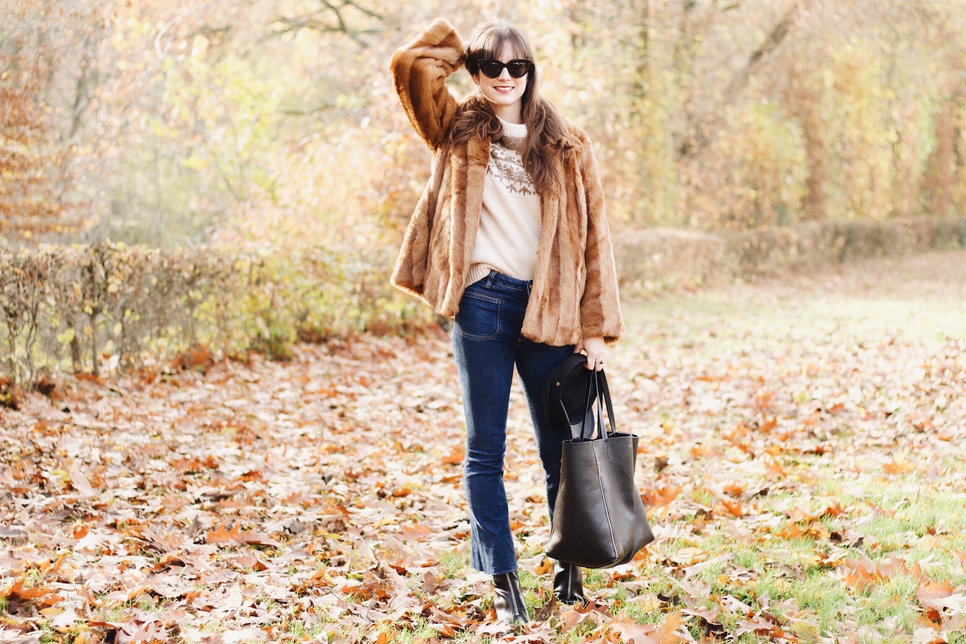 Modeblog Fashion Post Pelzjacke Fake Fur Céline Cabas Bag und Kick Flare Jeans