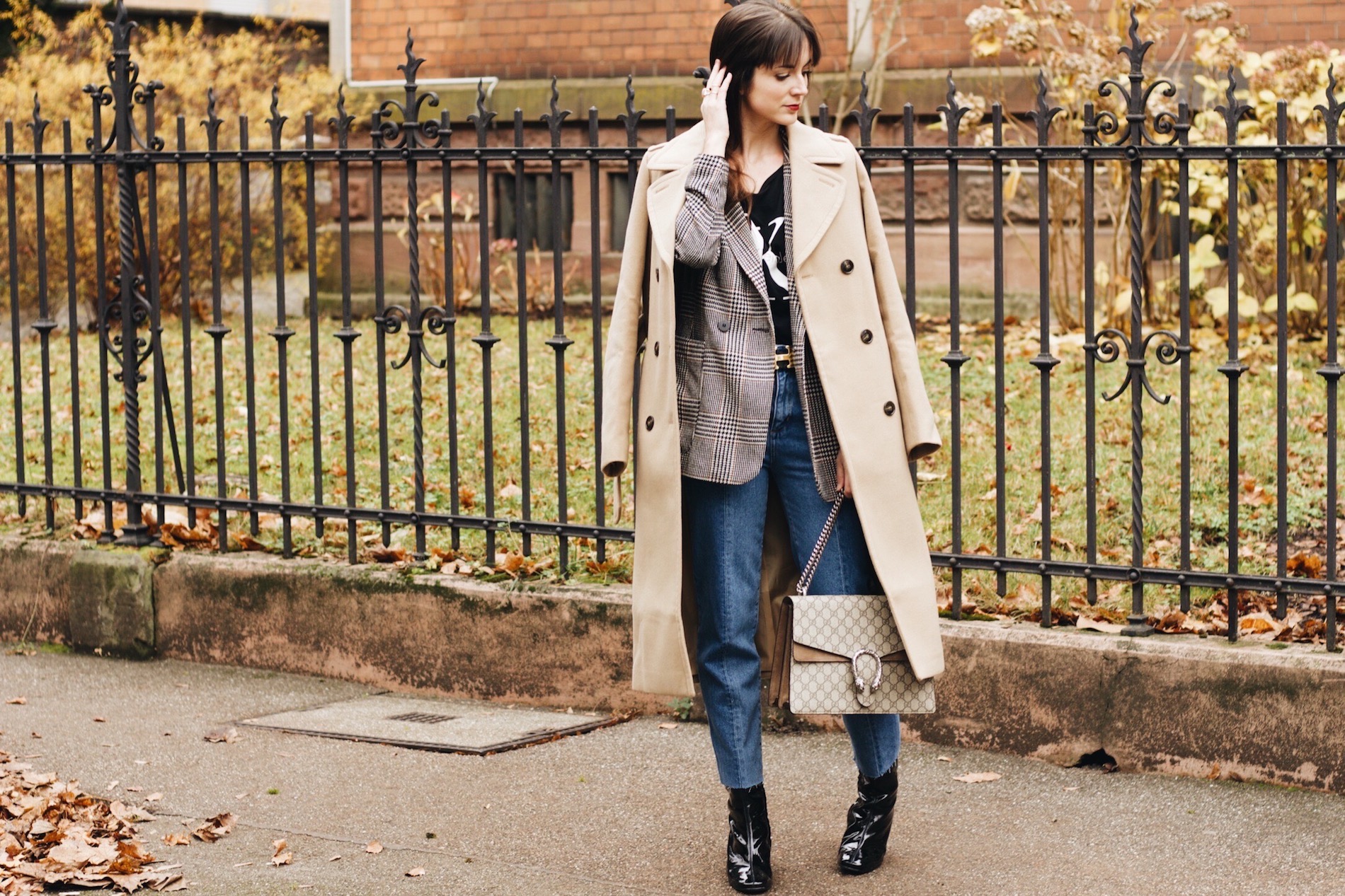 Modetrend Camelcoat auf meinem Modeblog kombiniert mit Lack Stiefeletten und Gucci Dionysus Bag