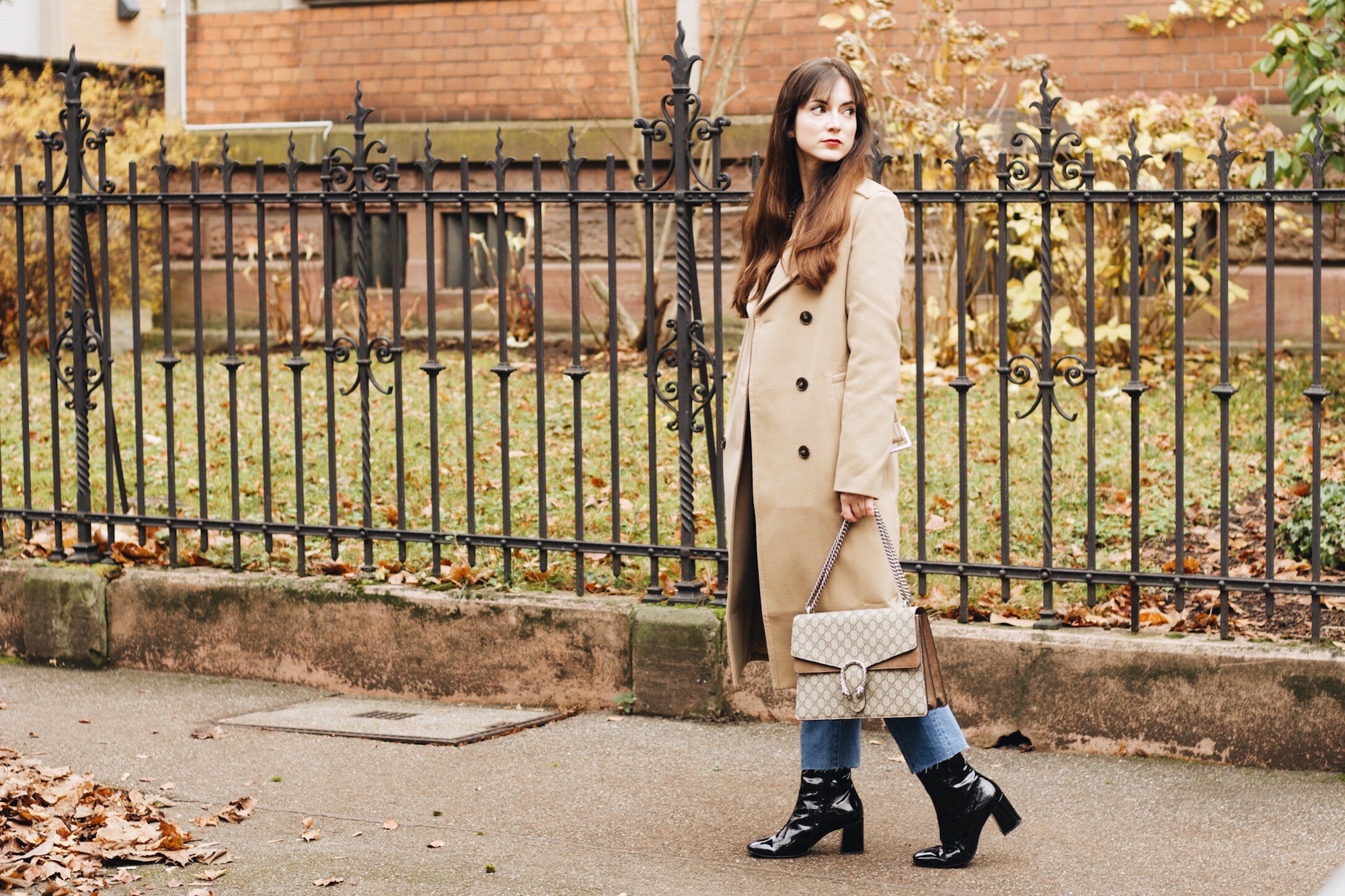 Modeblog Outfitpost mit Mantel von Edited und Gucci Dionysus Bag sowie Modetrend Lack Stiefeletten
