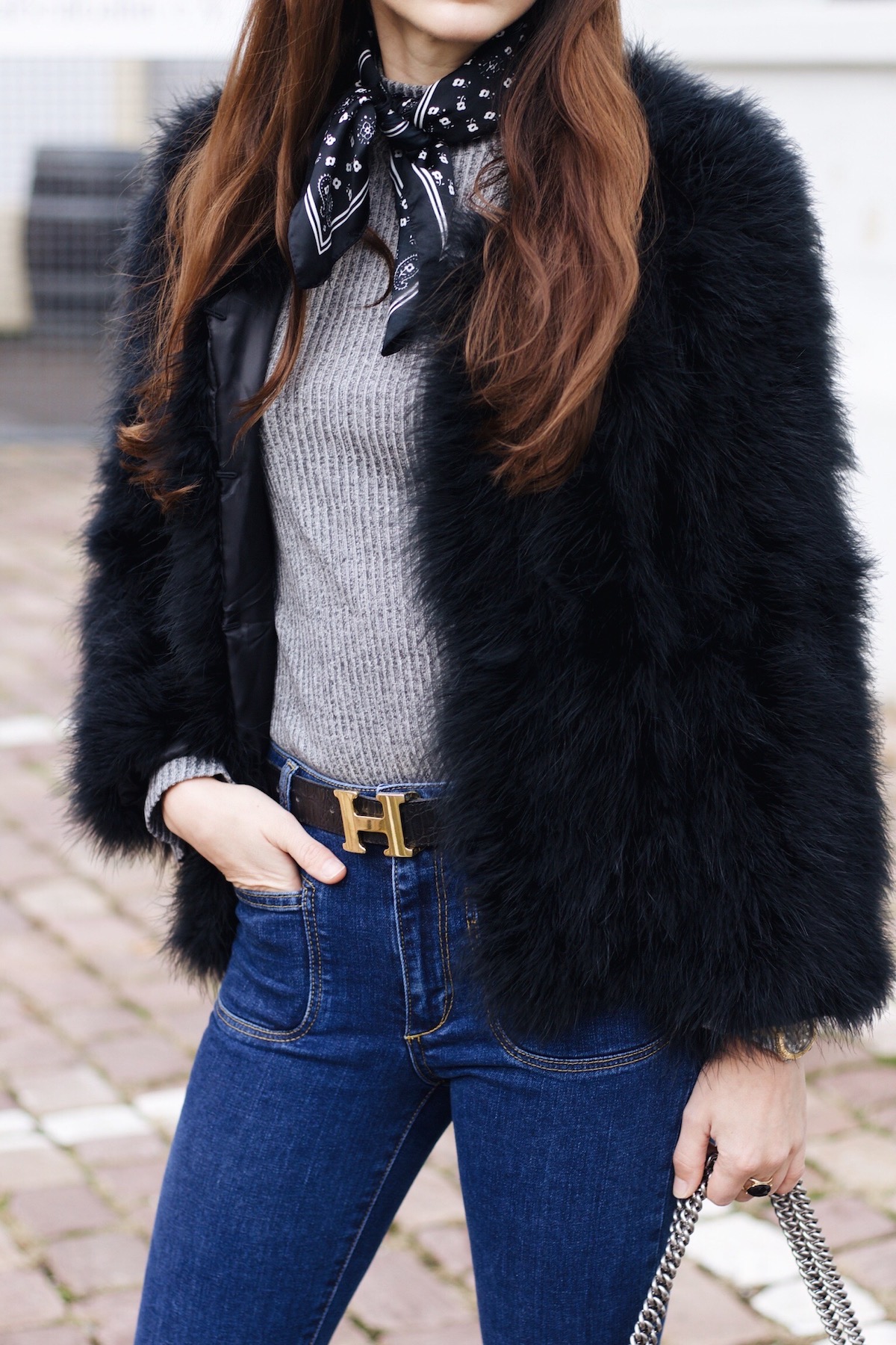 Federjacke als Modetrend auf meinem Modeblog Felljacke von Pello Bello kombiniert mit Kick Flare Jeans