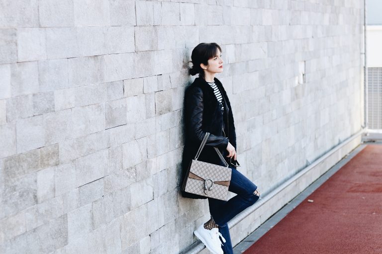 Netzstrumpfhose kombiniert mit Cropped Jeans und Gucci Dionysus Bag