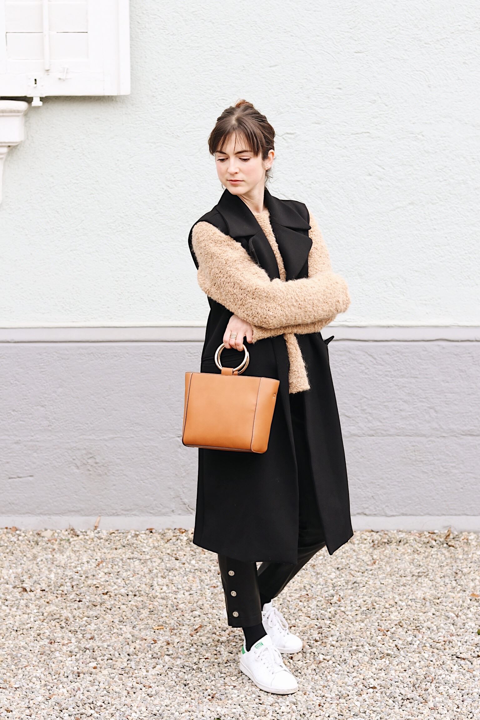 Tasche und Kunstlederhose von Mango Longweste und Kuschelpulli kombiniert mit Stan Smith auf meinem Fashionblog