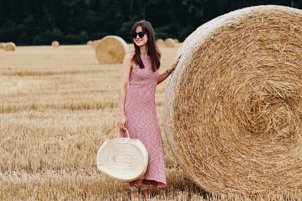 Midikleid von Zara mit roten Streifen und Korbtasche Sommertrends 2017