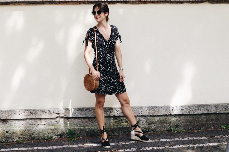 French-Chic-Parisienne-Midikleid-Polka-Dots-Korbtasche-Birkin-Basket-Espadrilles-Wickelkleid-Sonnenbrille-Ray-Ban-Fashionlook-Sommertrends