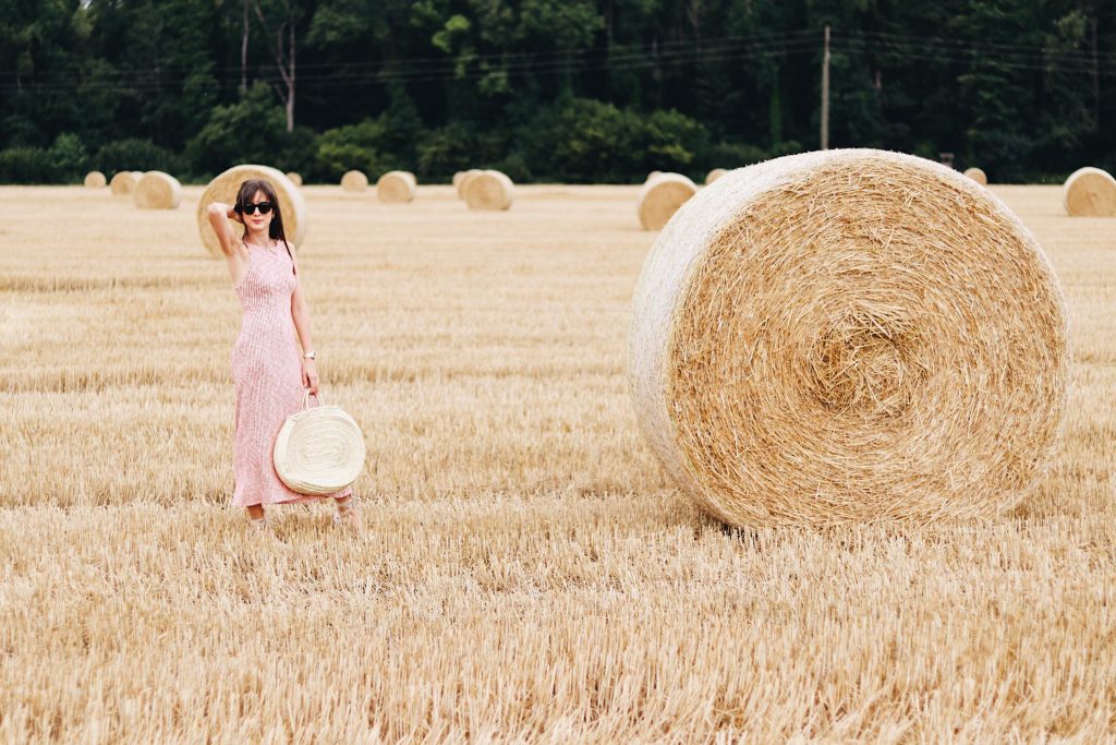Hochsommer Look Midikleid Espadrilles Korbtasche Modetrends Sommertrends 2017 auf meinem Fashionblog