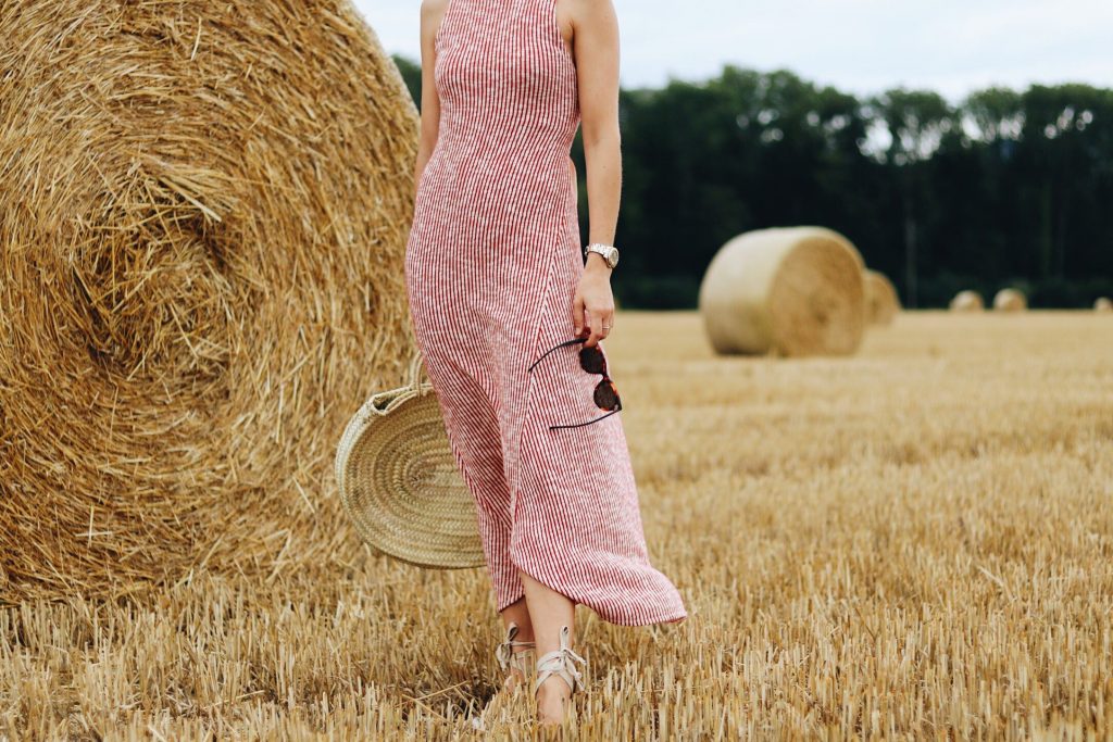 Gestreiftes Midikleid von Zara Espadrilles Sonnenbrille von Celine