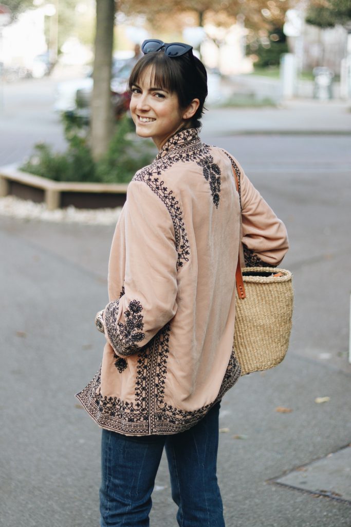 neele-modebloggerin-mit-samt-kimono-korbtasche-herbst-look-modetrend