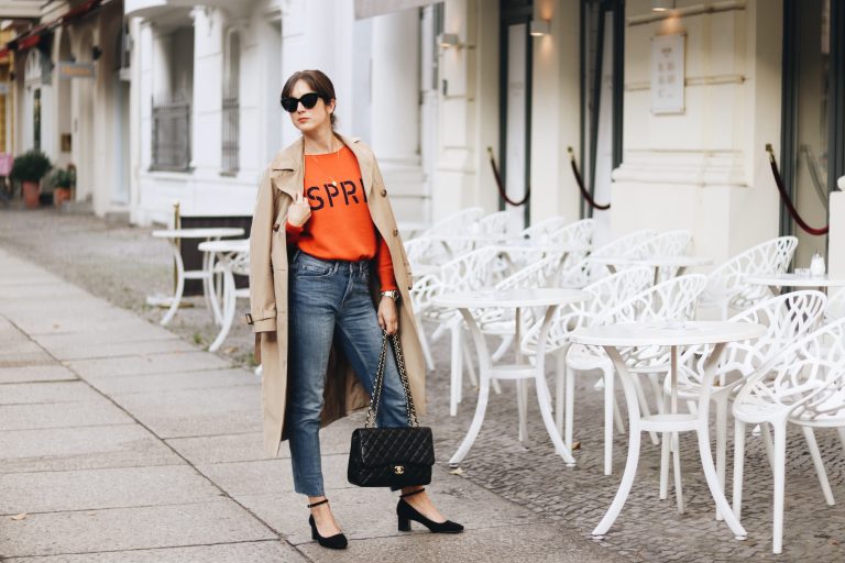 Der French Chic Parisienne Modeblog Colour Blocking Mary Janes Mom Jeans Chanel Bag Modetrends